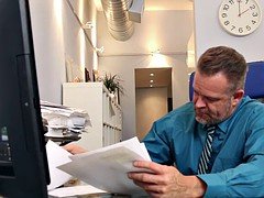 Blasen, Braunhaarige, Spermaladung, Papi, Fetisch, Handjob, Büro, Jungendliche (18+)