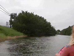 Enthousiasteling, Badpak, Blond, Vriendin, Handbeurt, Orgasme, Buiten, Tieten likken