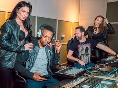 Gros cul, Noire, Sucer une bite, Brunette brune, En levrette, Hard, Interracial, Mère que j'aimerais baiser