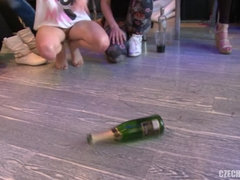 Schönheit, Blondine, Tschechisch, Spiele, Lecken, Rotschopf, Kurzes haar, Swingers
