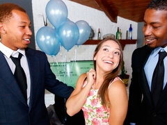 Noire, Sucer une bite, Brunette brune, En levrette, Double pénétration, Branlette thaïlandaise, Interracial, Plan cul à trois