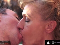 Blasen, Braunhaarige, Sperma im mund, Aufs gesicht abspritzen, Fingern, Oma, Behaart, Reif