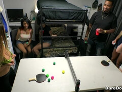 Bruinharig, Universiteit, Slaapzaal, Sperma in gezicht, Brillen, Groep, Feest, Doordringend