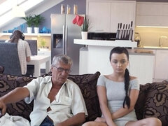 18 años, Mamada, Morena, Atrapados, Papá, Penetracion con dedos, Coño, Adolescente