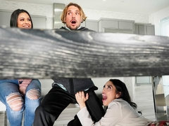 デカパイ, バック, 女 人男 人, 手コキする, 異人種間, キッチン, ハメ撮り, 三人