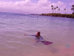 Plage, Doigter, Petite amie, Huilée, Orgasme, Petite femme, Pov, Nénés