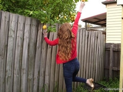 Buiten, Roodharige vrouw, Geschoren, Alleen