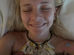 Leie, Blondine, Sperma im mund, Fussjob, Im freien, Zierlich, Pov, Muschi