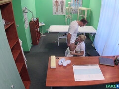 Sucer une bite, Éjaculation interne, Léchez, Infirmière, Bureau, Chatte, Uniforme, Voyeur