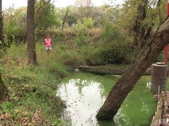 18 ans, Sucer une bite, Brunette brune, Tir de sperme, Faciale, Adolescente, Plan cul à trois