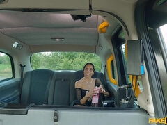 Brunette brune, Voiture, Jupe, Softcore, Tatouage