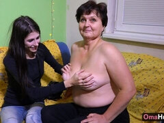 18 ans, Gros seins, Brunette brune, Embrassement, Lesbienne, Lingerie, Chatte, Rasée