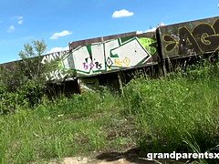 Grosse bite, Tir de sperme, 2 femmes 1 homme, Branlette thaïlandaise, Hard, Mature, Public, Plan cul à trois