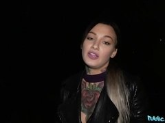 Cul, Sucer une bite, Brunette brune, Branlette thaïlandaise, Hard, Rasée, Tatouage, Adolescente