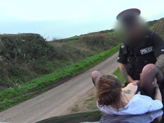 Pijpbeurt, Bruinharig, Auto, Hondjeshouding, Sperma in gezicht, Handbeurt, Buiten, Politie