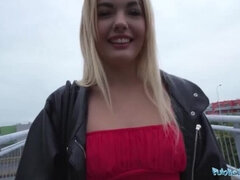 Blonde, Sucer une bite, Tir de sperme, Queue, Robe, Public, Réalité, Maigrichonne