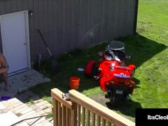 In den arsch, Grosse titten, Braunhaarige, Dildo, Schmuddelige sprache, Frau, Tätowierung, Netzkamera