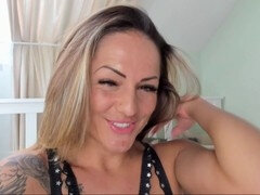 Enthousiasteling, Blond, Vies praten, Vuisten, Kut duiken, Tatoeage, Webcamera
