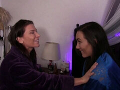 69 negenenzestig, Bruinharig, Vingeren, Lesbisch, Masturbatie, Kut duiken, Voorbinddildo, Strippen