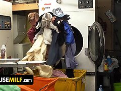 Gros cul, Gros seins, Sucer une bite, 2 femmes 1 homme, Fille latino, Mère que j'aimerais baiser, Maman, Fils