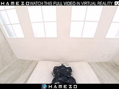Asiatisch, Handjob, Japanische massage, Hausmädchen, Muschi, Kurzes haar, Titten, Nass