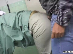 Grosse titten, Braunhaarige, Schwanz, Handjob, Japanische massage, Pov, Öffentlich, Toilette