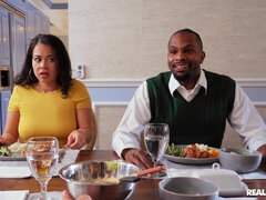 Américain, Sucer une bite, Gorge profonde, En levrette, Branlette thaïlandaise, Masturbation, Tatouage, Mouillée