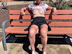 Amateur, Madura, Erótico, Despelote, Maduro, Al aire libre, Público, Tetas