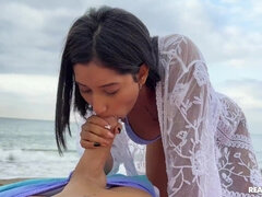 Plage, Bikini, Plantureuse, Éjaculation interne, En levrette, Fille latino, Seins naturels, De plein air