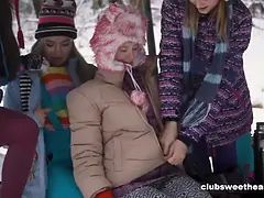 18 jaar, Enthousiasteling, Lesbisch, Likken, Orgie, Kut duiken, Tiener, Tieten likken