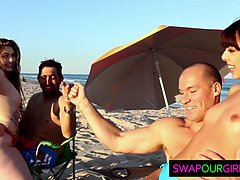 Strand, Grosser schwanz, Blasen, Braunhaarige, Papi, Flotter vierer, Hd, Muschi