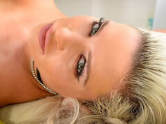 Blondine, Blasen, Hundestellung, Absätze, Lingerie, Masturbation, Milf, Rasiert