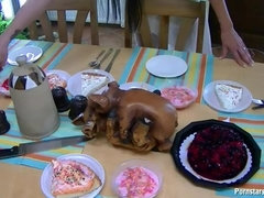 衣服着たままセックス, 汚れた　, 食べ物, 眼鏡, 自家製, パーティ, サテン, スインガー