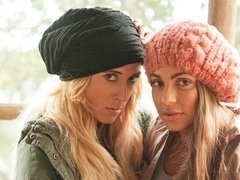 デカパイ, 指いじり, キス, レズビアン, なめる, オナニー, ストリッピング, ティーン