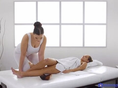 Chica, Rubia, Morena, Penetracion con dedos, Lesbiana, Lamidas, Aceite, Mojado