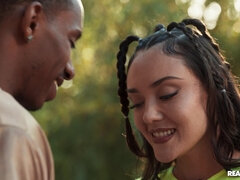 Leie, Arsch, Bikini, Blasen, Braunhaarige, Küssen, Im freien, Tätowierung