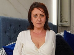 Grosser arsch, Grosse titten, Braunhaarige, Vollbusig, Fingern, Milf, Kurzes haar, Solo