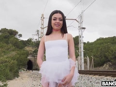 Cul, Gros cul, Sucer une bite, Brunette brune, Branlette thaïlandaise, De plein air, Public, Adolescente