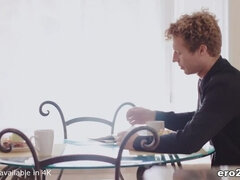 Brunette brune, En levrette, Lingerie, Orgasme, Chatte, Rasée, Adolescente, Nénés