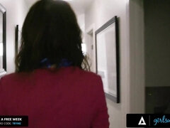 Derrière les coulisses, Gros cul, Blonde, Brunette brune, Face assise, Mère que j'aimerais baiser, Seins naturels, Nénés