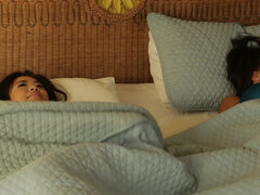 Arsch, Tussi, Grosser arsch, Braunhaarige, Paar, Küssen, Lesbisch, Rasiert