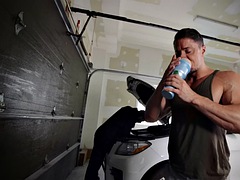 In den arsch, Grosser schwanz, Blasen, Auto, Schwul, Handjob, Muskel, Tätowierung
