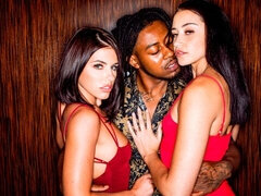 お尻, 黒人, フェラチオ, バック, 手コキする, 異人種間, 淫乱熟女, 三人