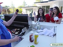 フェラチオ, エロ熟女, 女 人男 人, 手コキする, 淫乱熟女, 母, アウトドア, 三人