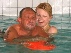 Badpak, Blond, Pijpbeurt, Handbeurt, Geschoren, Sportoefening, Tiener, Tieten likken