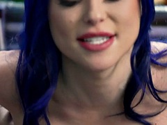 Grosse bite, Blonde, Brunette brune, Hard, Maman, Pov, Rasée, Tatouage