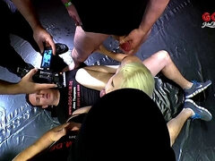 Blondine, Viele männer bespritzen eine frau, Hochschule, Sperma im mund, Spermaladung, Gruppensex, Hd, Flotter dreier