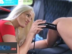 Grosse titten, Schwarz, Blondine, Auto, Jeans, Lecken, Nippel, Öffentlich