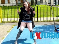 Frau, Fetisch, Flashen, Masturbation, Im freien, Pissen, Öffentlich, Rasiert