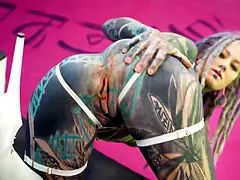 Cul à la bouche, Sucer une bite, Éjaculer dans la bouche, Gorge profonde, Béant, Nue, Piercing, Tatouage